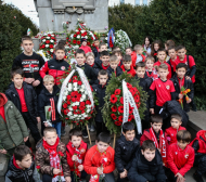 Фенове на ЦСКА поднесоха венци и цветя на паметника на Апостола