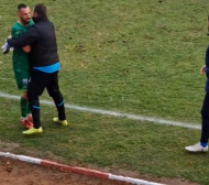 Екшън: Футболист атакува треньор във Втора лига ВИДЕО