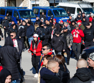 В Бистрица е горещо: Стотици цесекари извън стадиона СНИМКИ