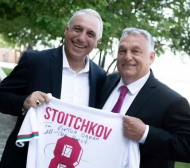 Христо Стоичков с подарък за рождения ден на Виктор Орбан СНИМКИ