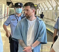 Извънредно! Задържаха Меси на летището в Пекин ВИДЕО