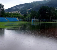 Пороите удариха по българския футбол, стадион потъна под вода СНИМКИ
