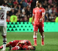 Ужасна гледка! Футболна звезда счупи крака на съперник и се разплака ВИДЕО 18+