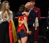 Шефът на испанския футбол се извини за целувка