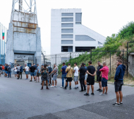 Лудница на „Герена“, фенове обграждат стадиона СНИМКА