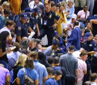 Лудница в Ню Йорк, мъж си залепи краката за пода и полицията се видя в чудо