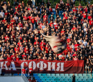 Фенове на ЦСКА с геройска проява, спасяват хора от пожар след екшъна на баража