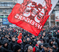 Цесекарите пристигнаха на „Васил Левски“ сред взривове и димки СНИМКИ
