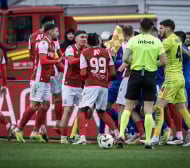 Огромна драма! Левски се измъкна от загубен мач срещу ЦСКА след бой и двама изгонени ВИДЕО