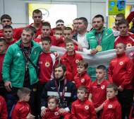 Шампионско посрещане с оркестър, хляб, сол и цветя за борците ВИДЕО