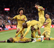 Палас разнебити Астън Вила Видео