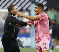 Звярът Луис Суарес пак се прояви, наплю човек в луд екшън Видео