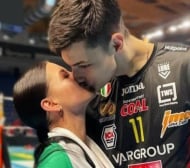 Любимата на Алекс Николов не е случайна, поразително прилича на популярна секс бомба Снимки