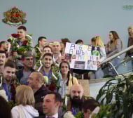 Много сълзи, венци и грандиозно посрещане за волейболните герои Видео и снимки