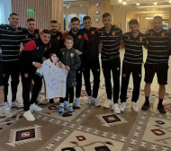 Националите зарадваха 10-годишен фен с подарък