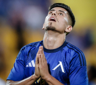 Ето кой атакува по брутален начин футболист на Левски! Снимки