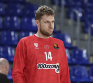 Силен мач на Везенков не стигна на Олимпиакос