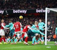 Два автогола донесоха победа на Арсенал