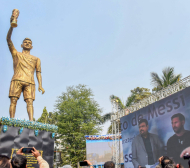 Меси с първи думи за собствената си статуя