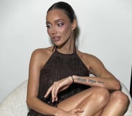 България лудна по тоз юнак, а той си хвана кака, за да го отрака Снимка