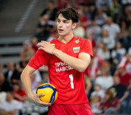 Мони Николов отпразнува победа с мама и татко