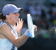 Швьонтек преодоля кошмарен сет за място на осминафиналите