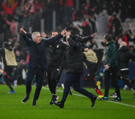 Моуриньо полудя след триумфа срещу Реал (Мадрид), кадрите обиколиха света