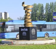 Габърчета по шосето и дъжд от домати стряскат на Джирото