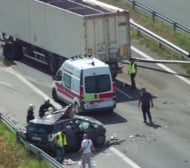 Борят се за живота на жената от катастрофата с двамата загинали 9-г. футболисти