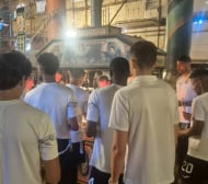 Футболистите на Славия запалиха свещ в памет на загиналите деца от школата