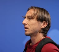 Модрич преподписа с Милан