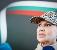 Илиана Раева тропна по масата: Осем години чакаме за зала