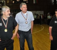 Петко Маринов подари медала на 82-годишния си баща 