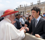 Реферът Бузака на гости на папата преди финала