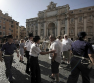 Британски фен намушкан в Рим