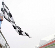 Фелипе Маса развява карирания флаг на Гран При на Бразилия
