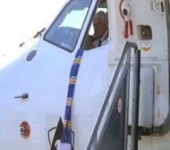 Пилот на самолет развява шал на Левски на пистата в Залцбург