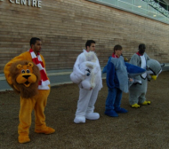Играчи на Арсенал се облякоха като животни, за да помогнат на деца