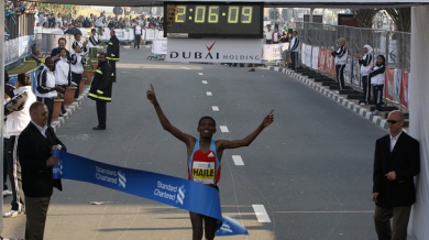 Гебреселасие спечели маратона в Дубай