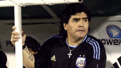 Аржентина с победа при завръщането на Марадона