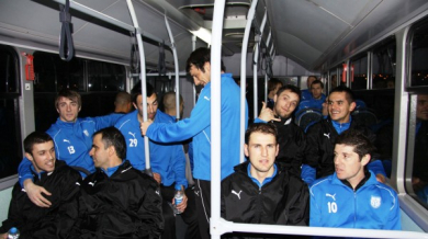 Футболисти на Черноморец бутат камион на път за Анталия