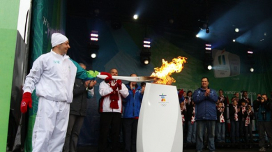 Щафетата с олимпийския огън блъсна възрастна жена