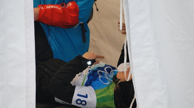 Лекари държат цяла нощ Жекова в клиниката на олимпийското село