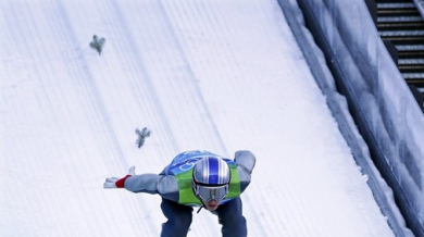 Австрия води в отборните ски скокове