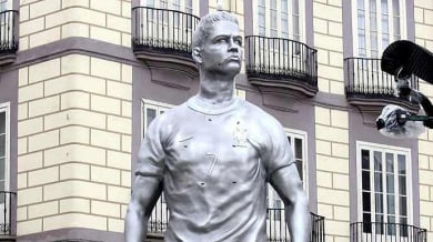 Десетметрова статуя на Роналдо в Мадрид ядоса феновете