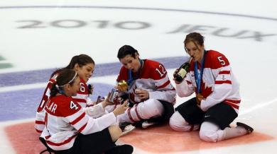 Разследват канадските хокеистки, пушили и пили след триумфа