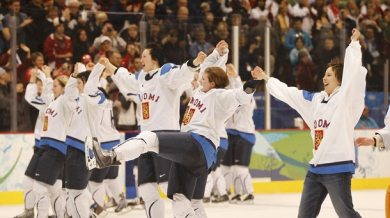 Финландия с бронзов медал при дамите по хокей