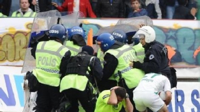 Полицаи спасиха Иванков от линч на мач в Турция