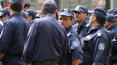 Полицията арестува 36 фенове покрай Вечното дерби