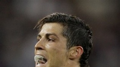 Роналдо играе с протектор в устата